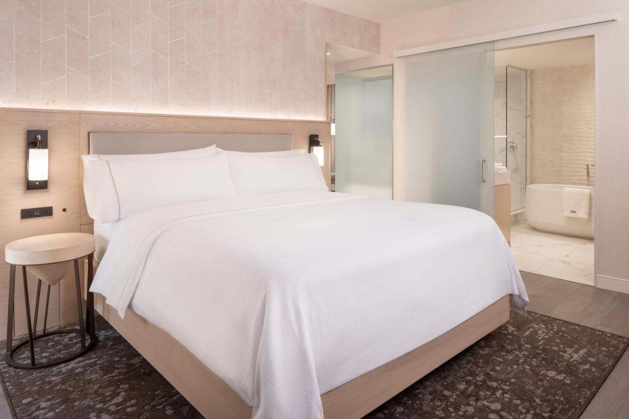 1 Bedroom Executive Suite 1 King bed Sofa bed,1356333593:JPEG